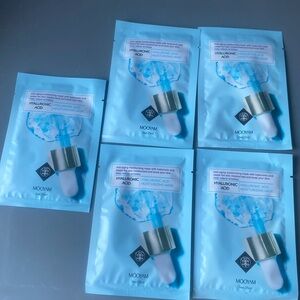 Anti aging moisturizing mask whit hyaluronic acid keeps the skin moisturized